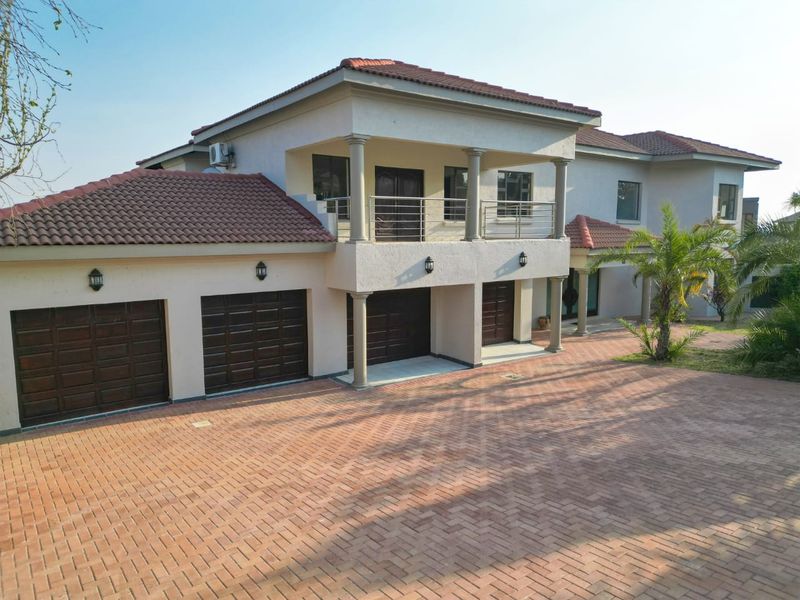 IF SPACE AND SECURITY IS WHAT YOU WANT, THEN LOOK NO FURTHER ! FAMILY HAVEN IN  PRESTIGIOUS SUMMERSET EASTATE - Photo 2