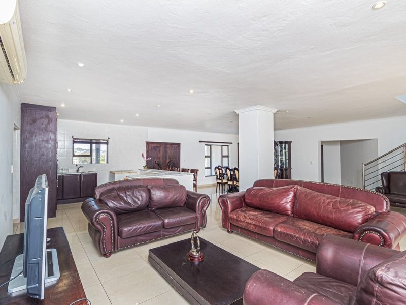 IF SPACE AND SECURITY IS WHAT YOU WANT, THEN LOOK NO FURTHER ! FAMILY HAVEN IN  PRESTIGIOUS SUMMERSET EASTATE - Photo 4