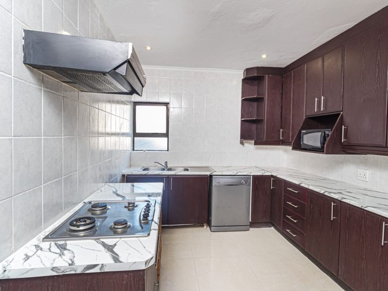 IF SPACE AND SECURITY IS WHAT YOU WANT, THEN LOOK NO FURTHER ! FAMILY HAVEN IN  PRESTIGIOUS SUMMERSET EASTATE - Photo 9