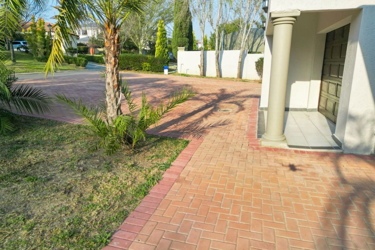 IF SPACE AND SECURITY IS WHAT YOU WANT, THEN LOOK NO FURTHER ! FAMILY HAVEN IN  PRESTIGIOUS SUMMERSET EASTATE - Photo 3