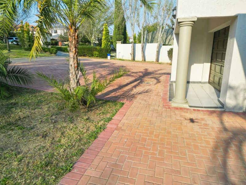 IF SPACE AND SECURITY IS WHAT YOU WANT, THEN LOOK NO FURTHER ! FAMILY HAVEN IN  PRESTIGIOUS SUMMERSET EASTATE - Photo 3