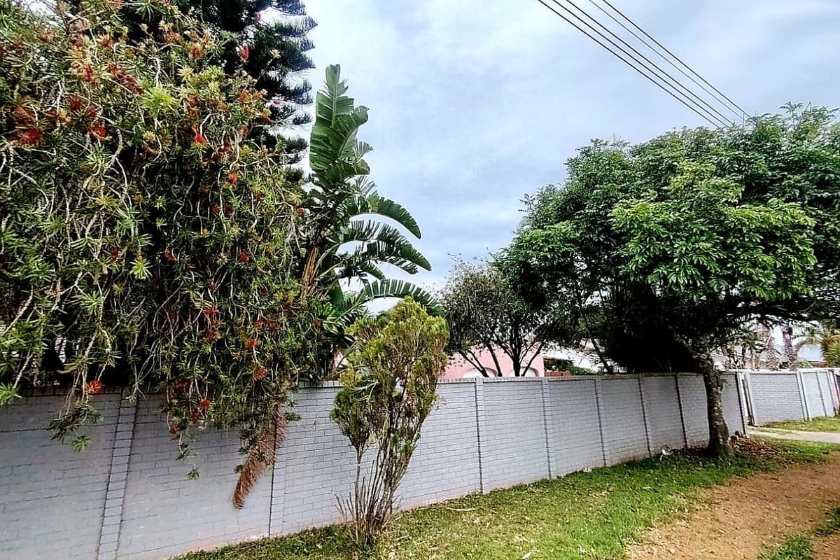 4 Bedroom House For Sale in Gonubie - Photo 2