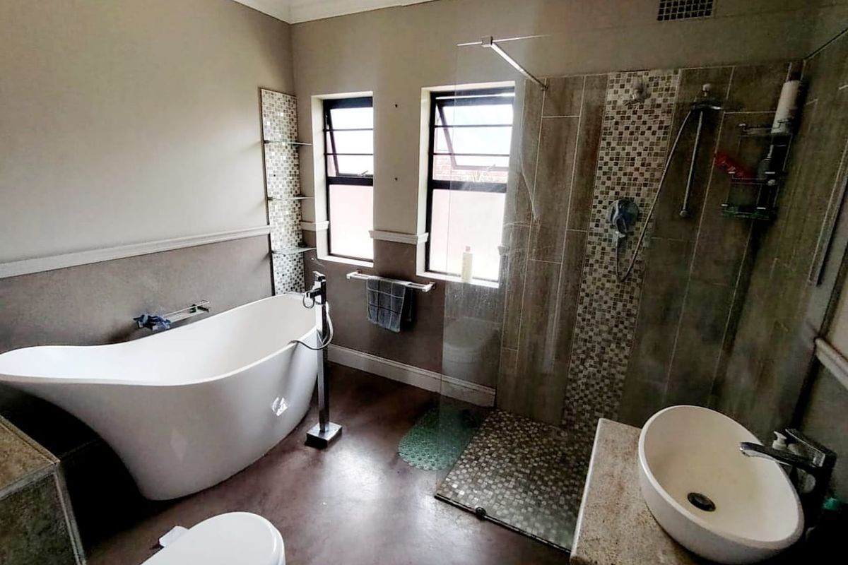 4 Bedroom House For Sale in Gonubie - Photo 3