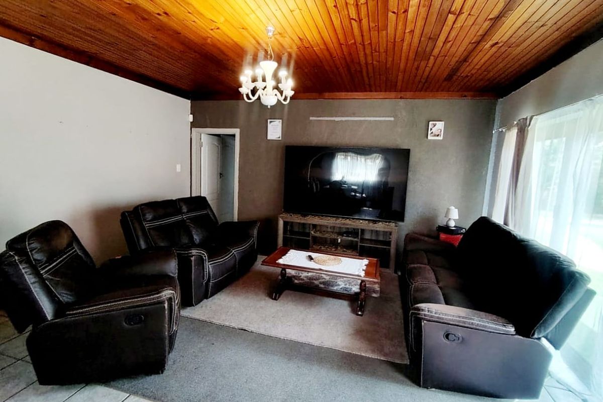 4 Bedroom House For Sale in Gonubie - Photo 5