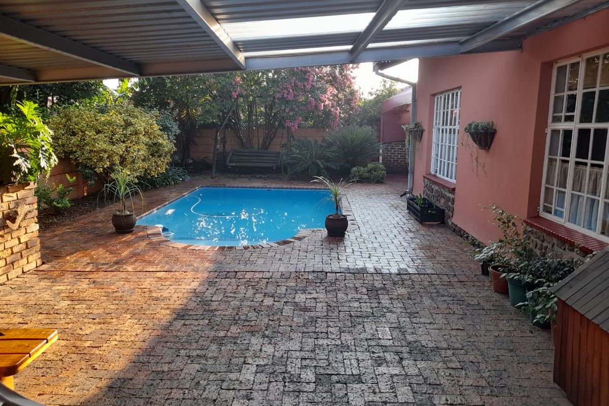 "3-bedroom home for sale in a sought-after area of Old Vaalpark." - Photo 2
