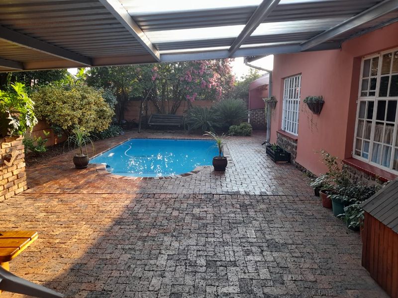 "3-bedroom home for sale in a sought-after area of Old Vaalpark." - Photo 2