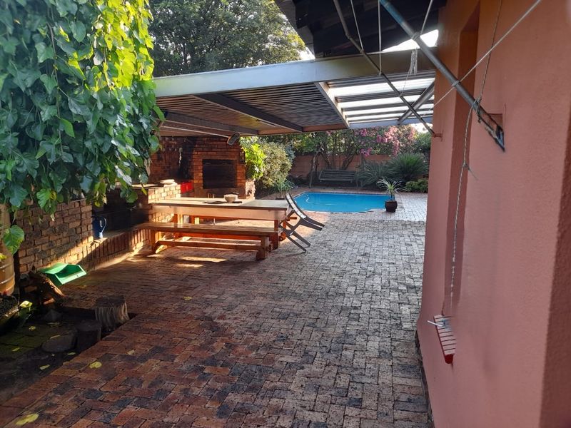 "3-bedroom home for sale in a sought-after area of Old Vaalpark." - Photo 4