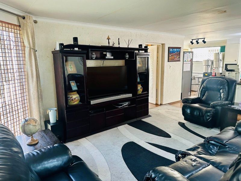 3 Bedroom House for Sale - Photo 8