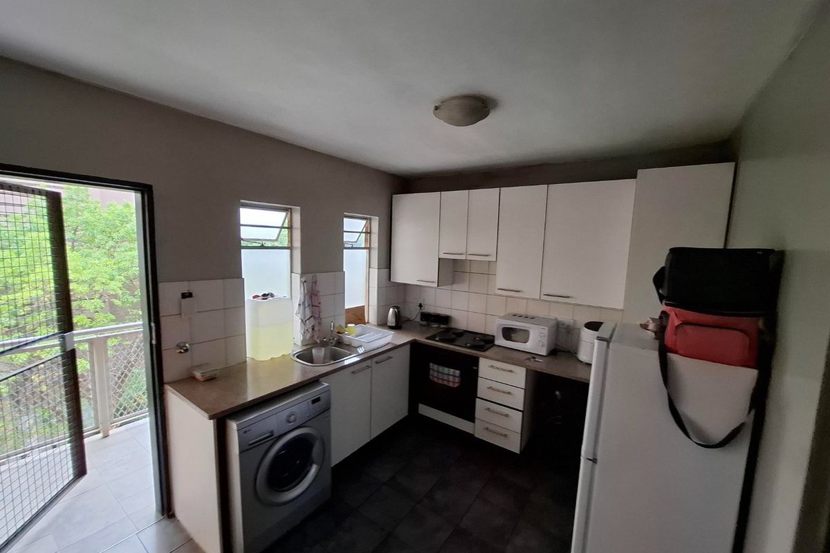 Spacious 2-Bedroom Unit with Modern Amenities in Hillcrest - Photo 2