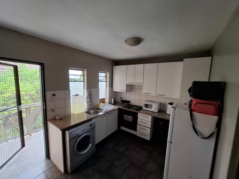 Spacious 2-Bedroom Unit with Modern Amenities in Hillcrest - Photo 2