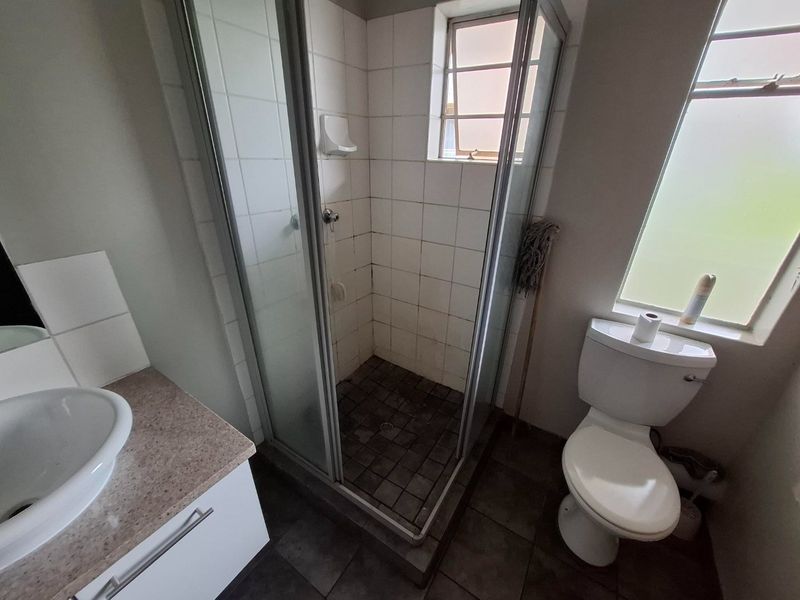 Spacious 2-Bedroom Unit with Modern Amenities in Hillcrest - Photo 7