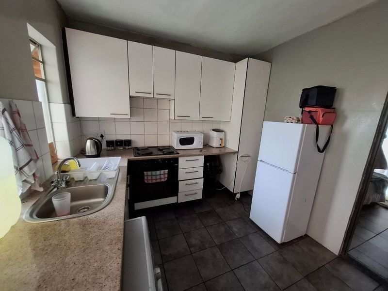 Spacious 2-Bedroom Unit with Modern Amenities in Hillcrest - Photo 5