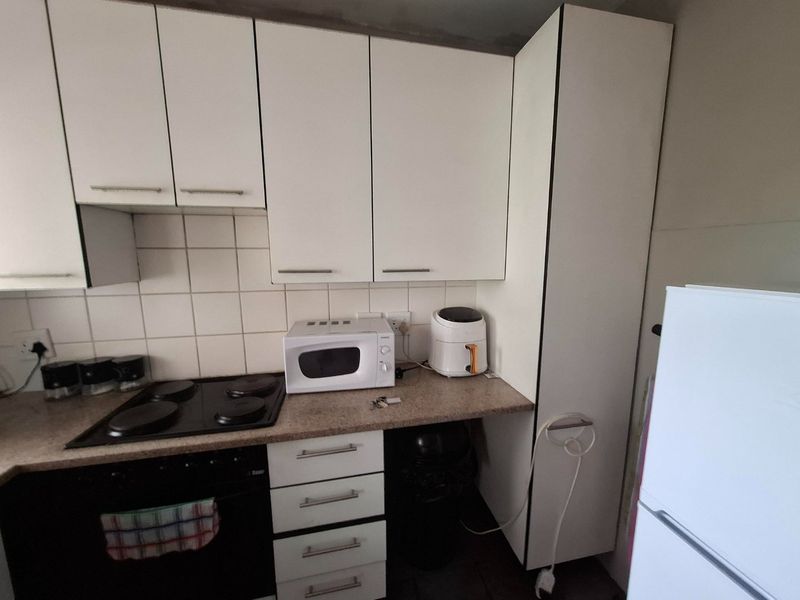 Spacious 2-Bedroom Unit with Modern Amenities in Hillcrest - Photo 9