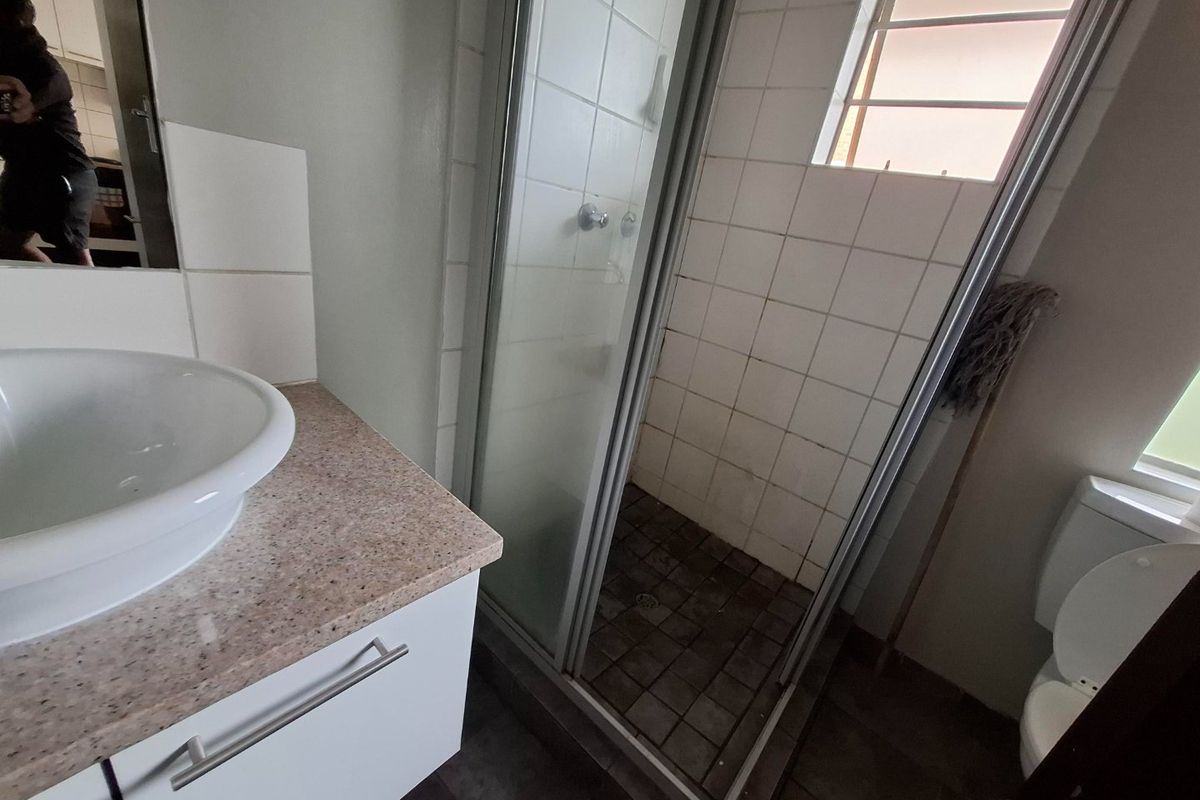 Spacious 2-Bedroom Unit with Modern Amenities in Hillcrest - Photo 3