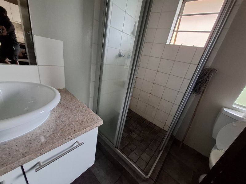 Spacious 2-Bedroom Unit with Modern Amenities in Hillcrest - Photo 3