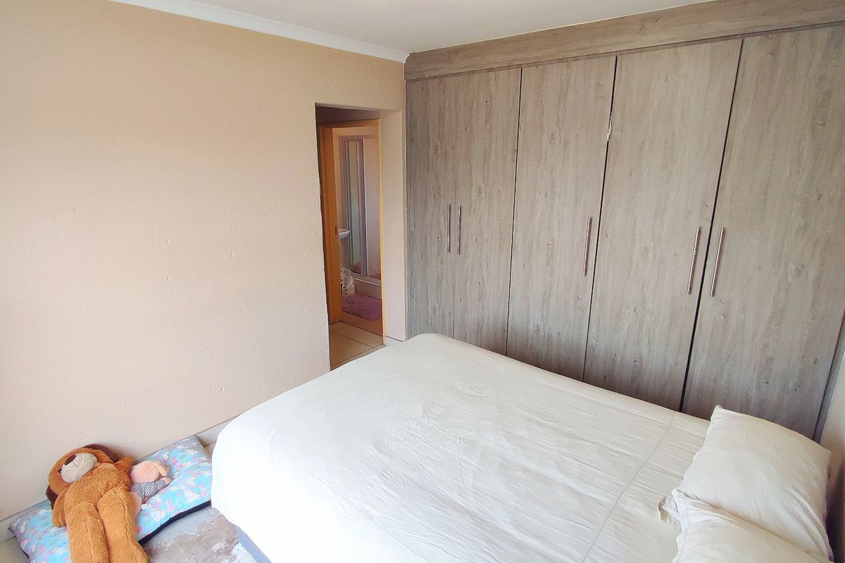 Perfect 2 Bedroom, 2 Bathroom Home in Centurion West!!  - Photo 3