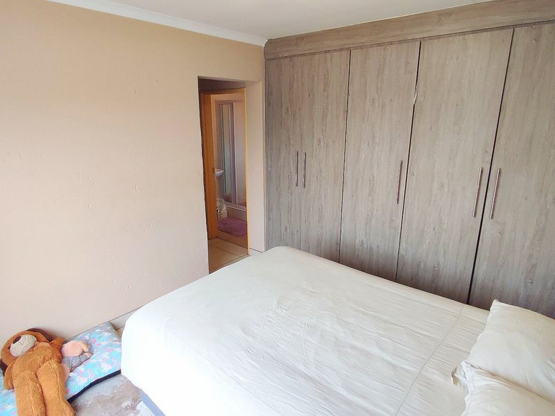 Perfect 2 Bedroom, 2 Bathroom Home in Centurion West!!  - Photo 3