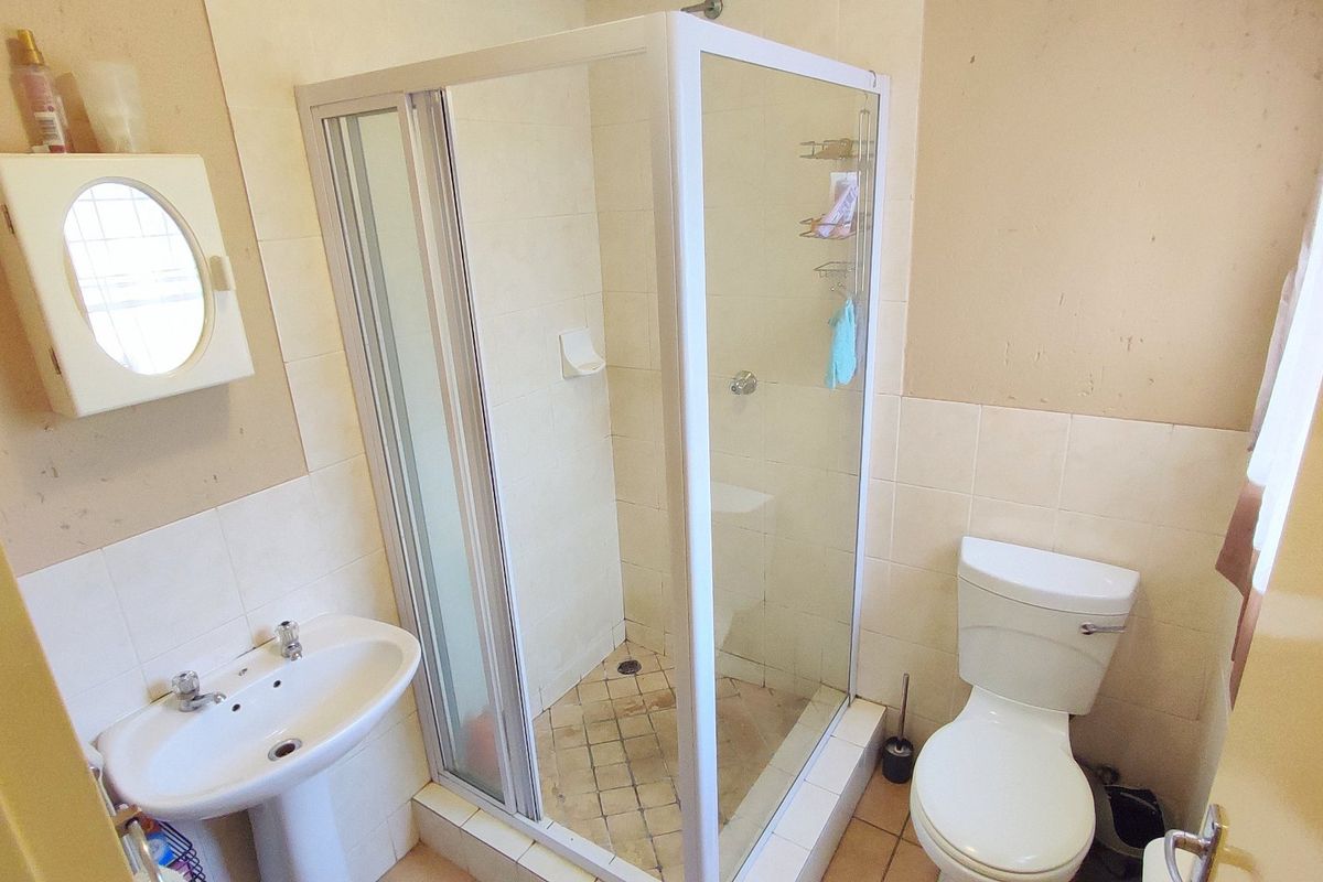 Perfect 2 Bedroom, 2 Bathroom Home in Centurion West!!  - Photo 4