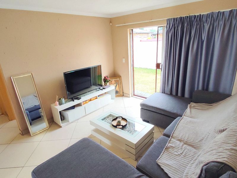 Perfect 2 Bedroom, 2 Bathroom Home in Centurion West!!  - Photo 10