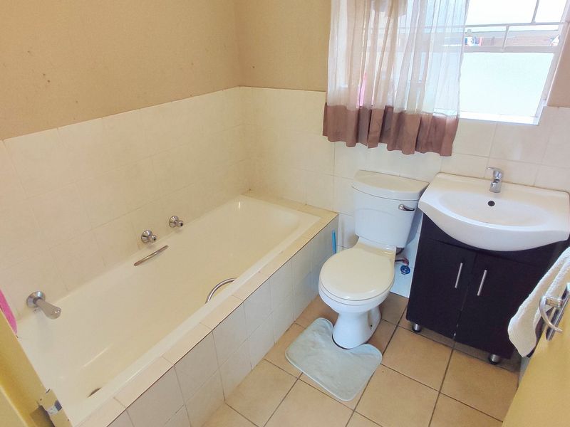 Perfect 2 Bedroom, 2 Bathroom Home in Centurion West!!  - Photo 7