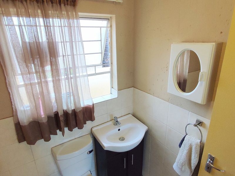 Perfect 2 Bedroom, 2 Bathroom Home in Centurion West!!  - Photo 8