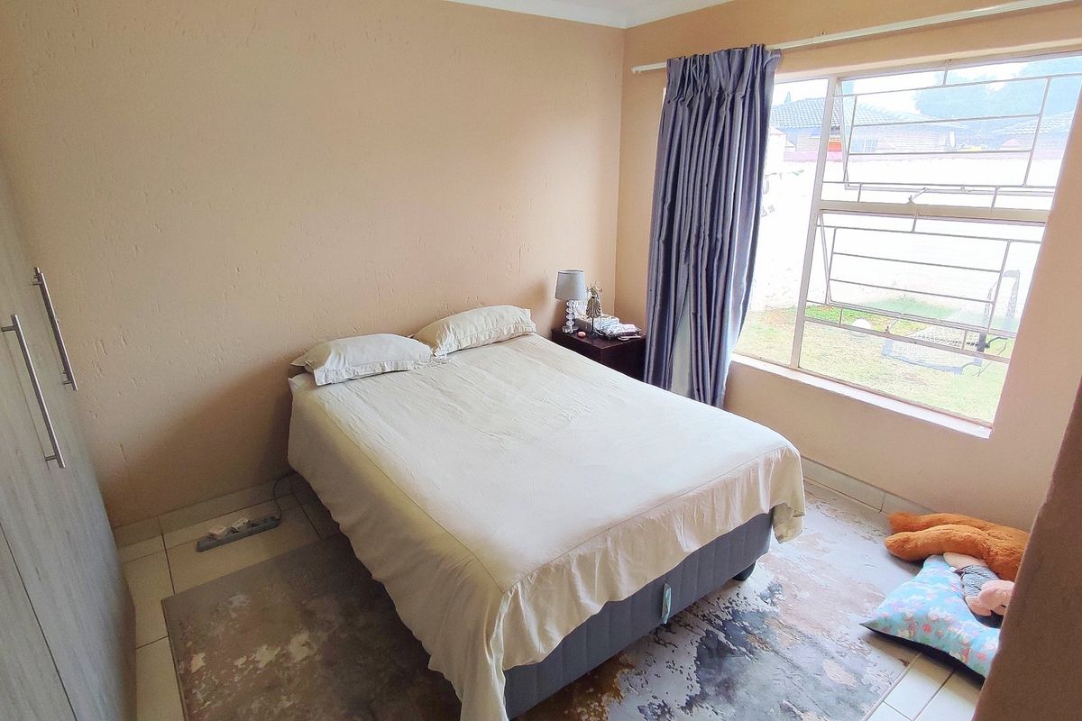 Perfect 2 Bedroom, 2 Bathroom Home in Centurion West!!  - Photo 2