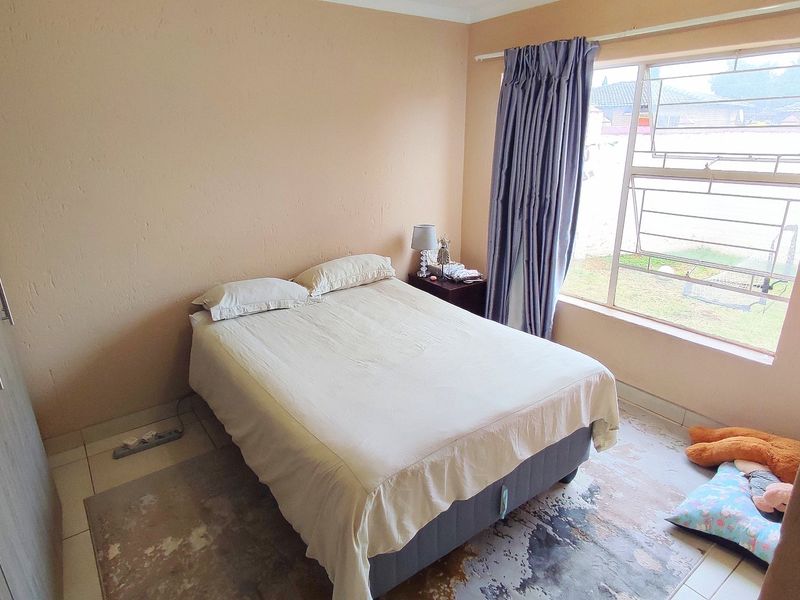 Perfect 2 Bedroom, 2 Bathroom Home in Centurion West!!  - Photo 2