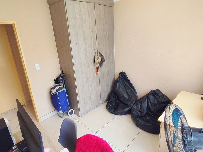 Perfect 2 Bedroom, 2 Bathroom Home in Centurion West!!  - Photo 6