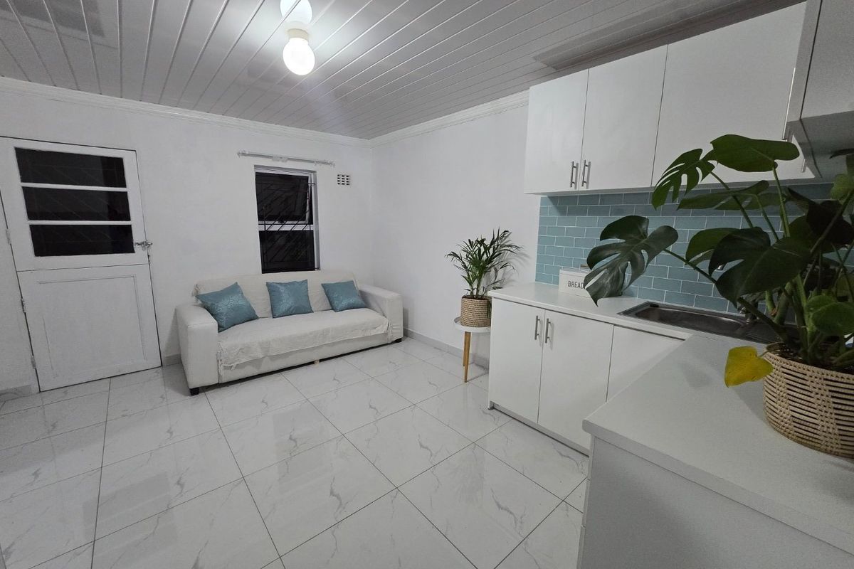 Modern, Newly Renovated 2-Bedroom Starter Home - Photo 3