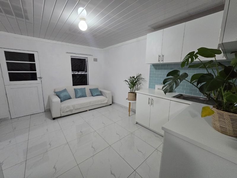 Modern, Newly Renovated 2-Bedroom Starter Home - Photo 3
