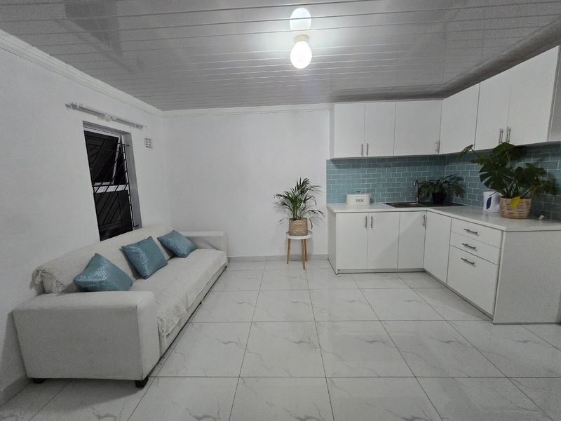 Modern, Newly Renovated 2-Bedroom Starter Home - Photo 8