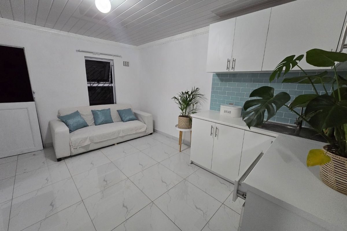 Modern, Newly Renovated 2-Bedroom Starter Home - Photo 2