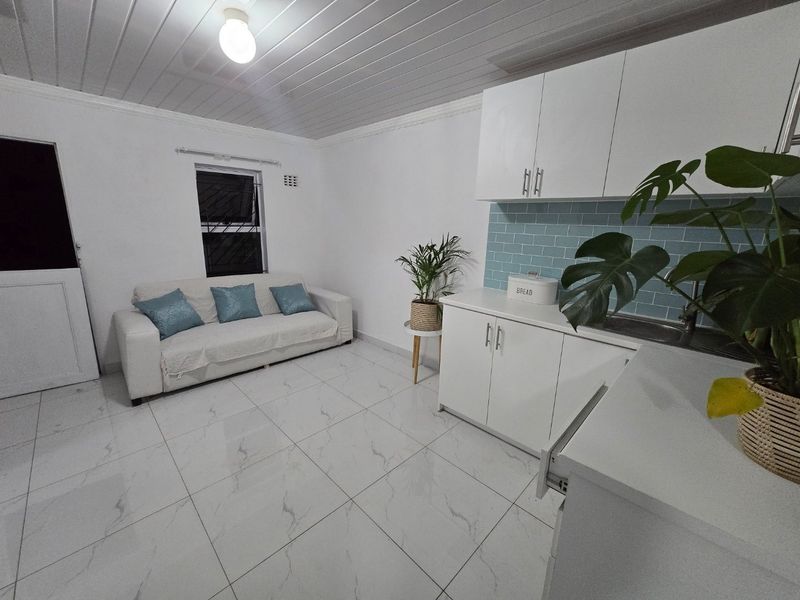 Modern, Newly Renovated 2-Bedroom Starter Home - Photo 2