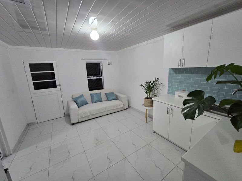 Modern, Newly Renovated 2-Bedroom Starter Home - Photo 6