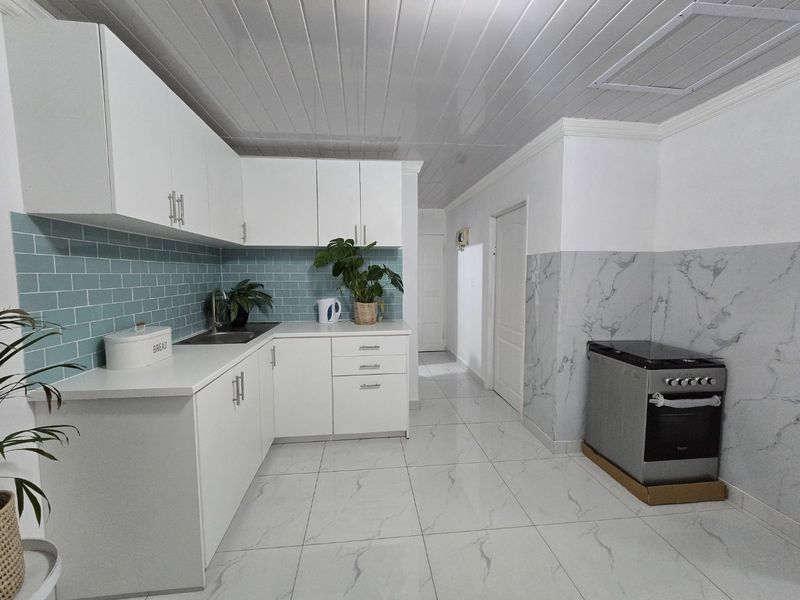 Modern, Newly Renovated 2-Bedroom Starter Home - Photo 5