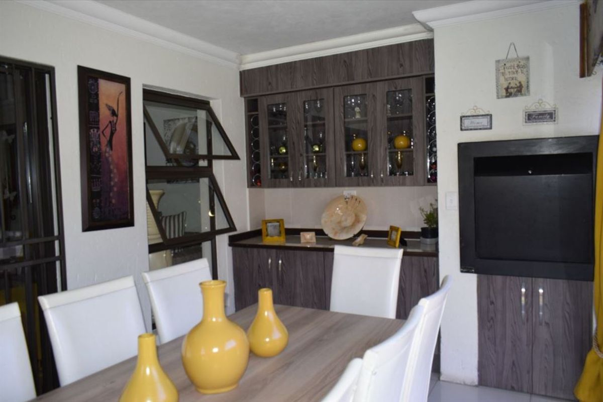 Modern Family Home with Premium Features - Photo 3