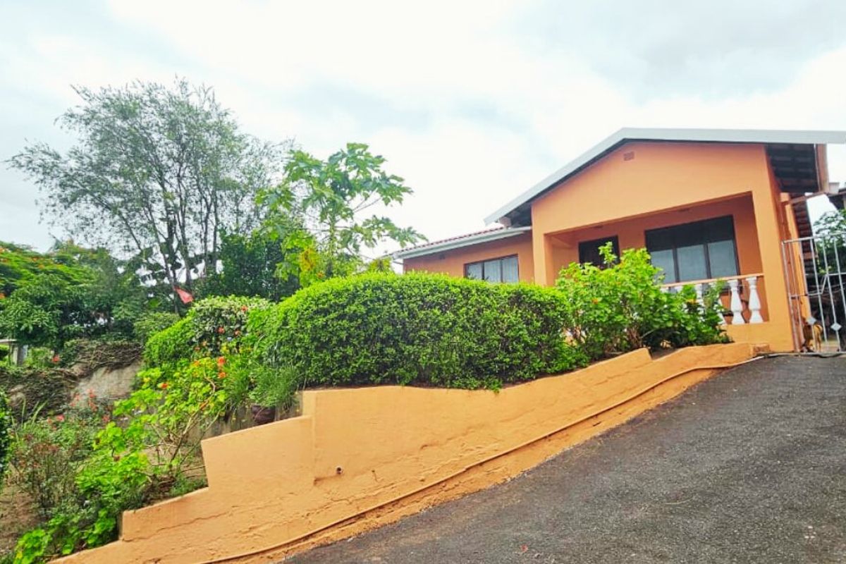 Charming 2-Bedroom House in Peaceful Neighborhood - Photo 2