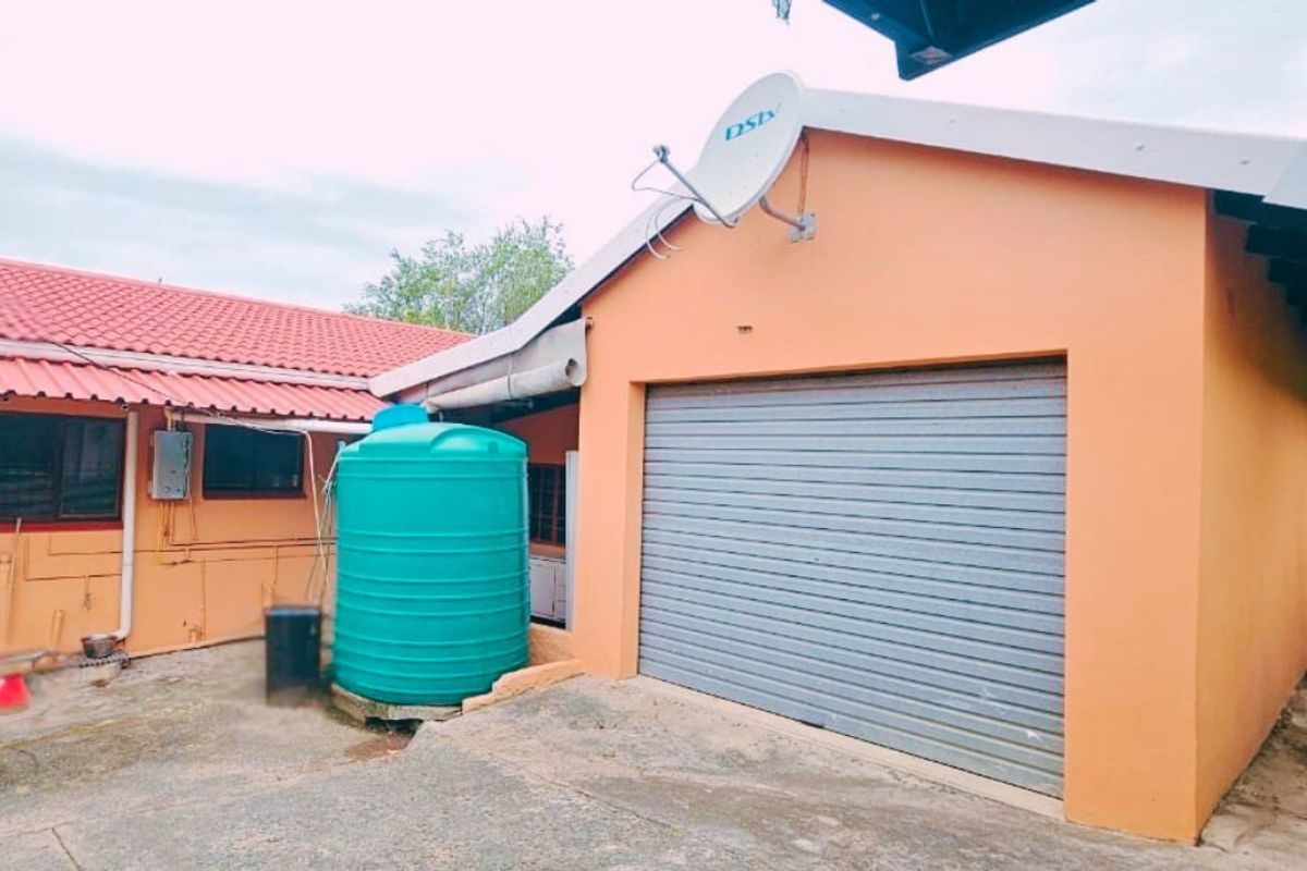 Charming 2-Bedroom House in Peaceful Neighborhood - Photo 4