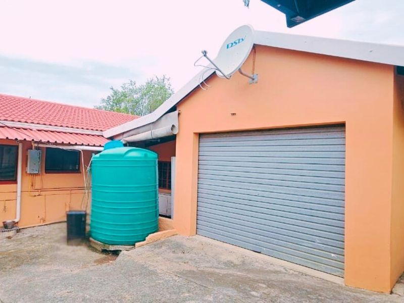 Charming 2-Bedroom House in Peaceful Neighborhood - Photo 4