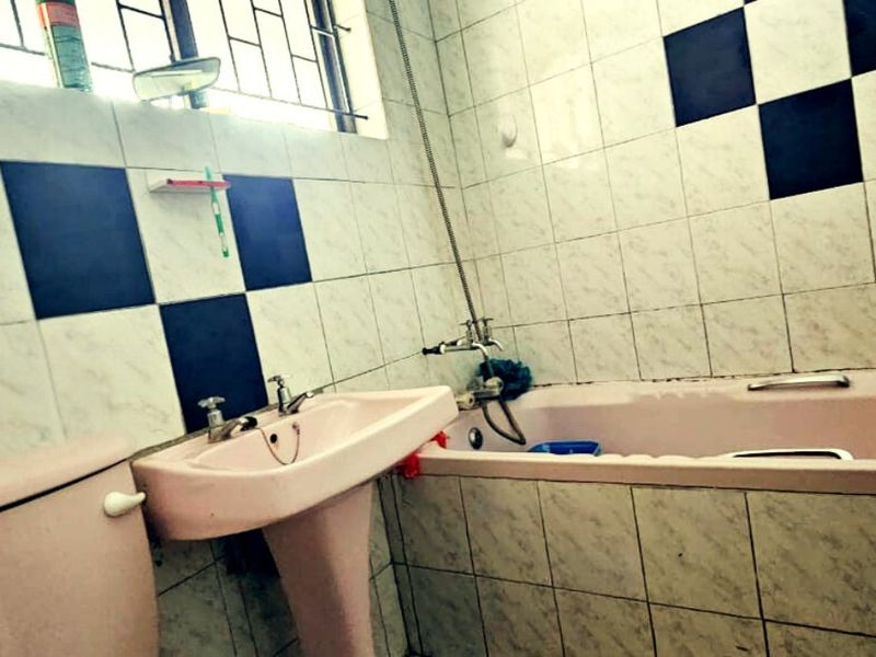 Charming 2-Bedroom House in Peaceful Neighborhood - Photo 9