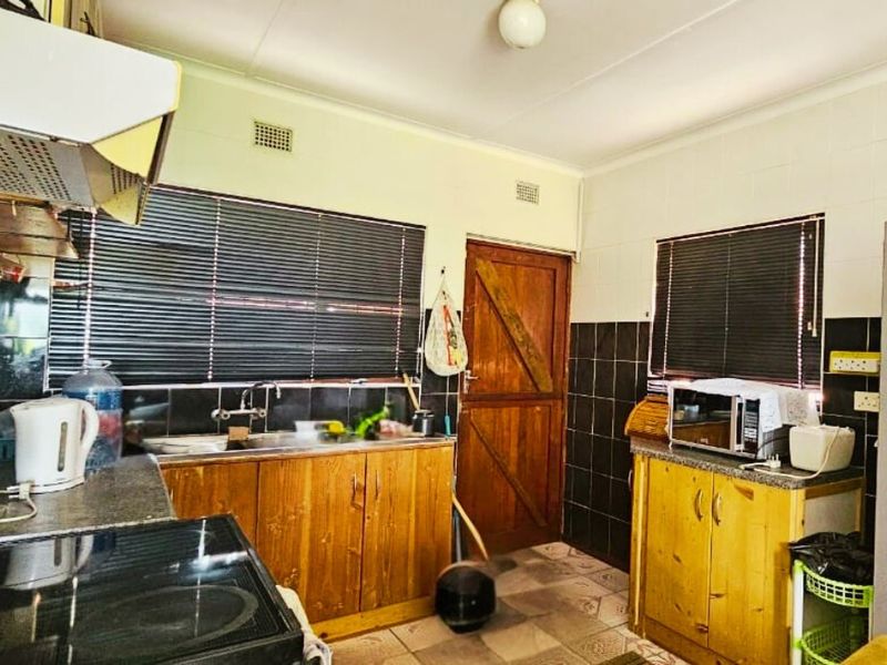 Charming 2-Bedroom House in Peaceful Neighborhood - Photo 8