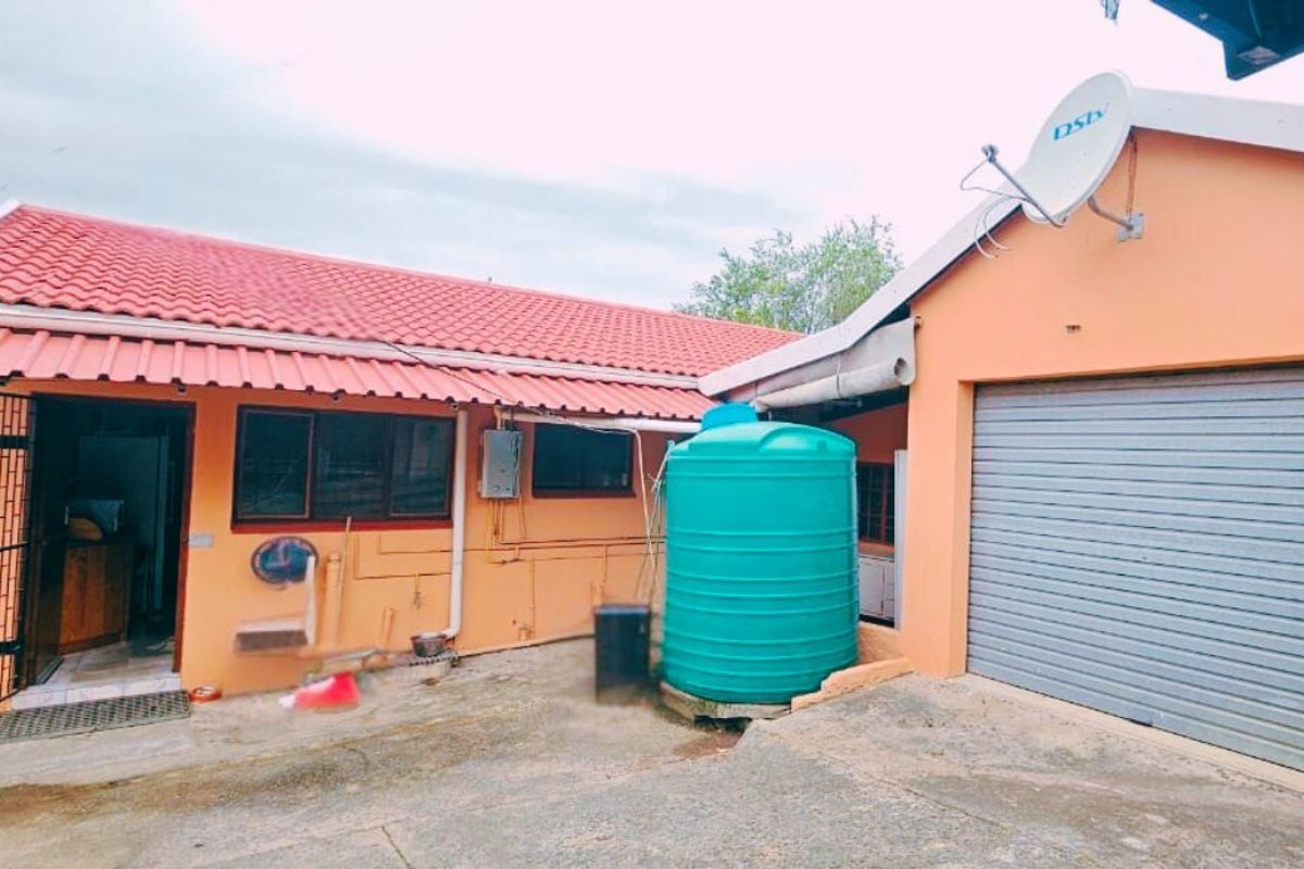 Charming 2-Bedroom House in Peaceful Neighborhood - Photo 3