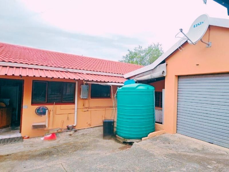 Charming 2-Bedroom House in Peaceful Neighborhood - Photo 3