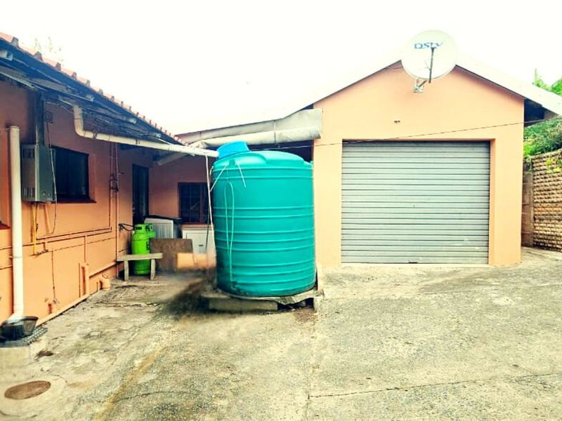 Charming 2-Bedroom House in Peaceful Neighborhood - Photo 5