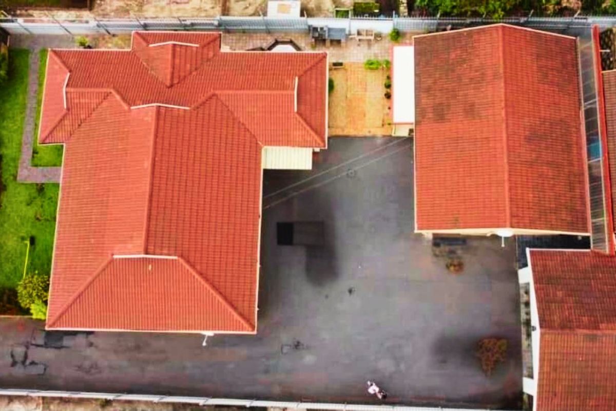 Contemporary Oasis with Ultimate Comfort and Security - Photo 3