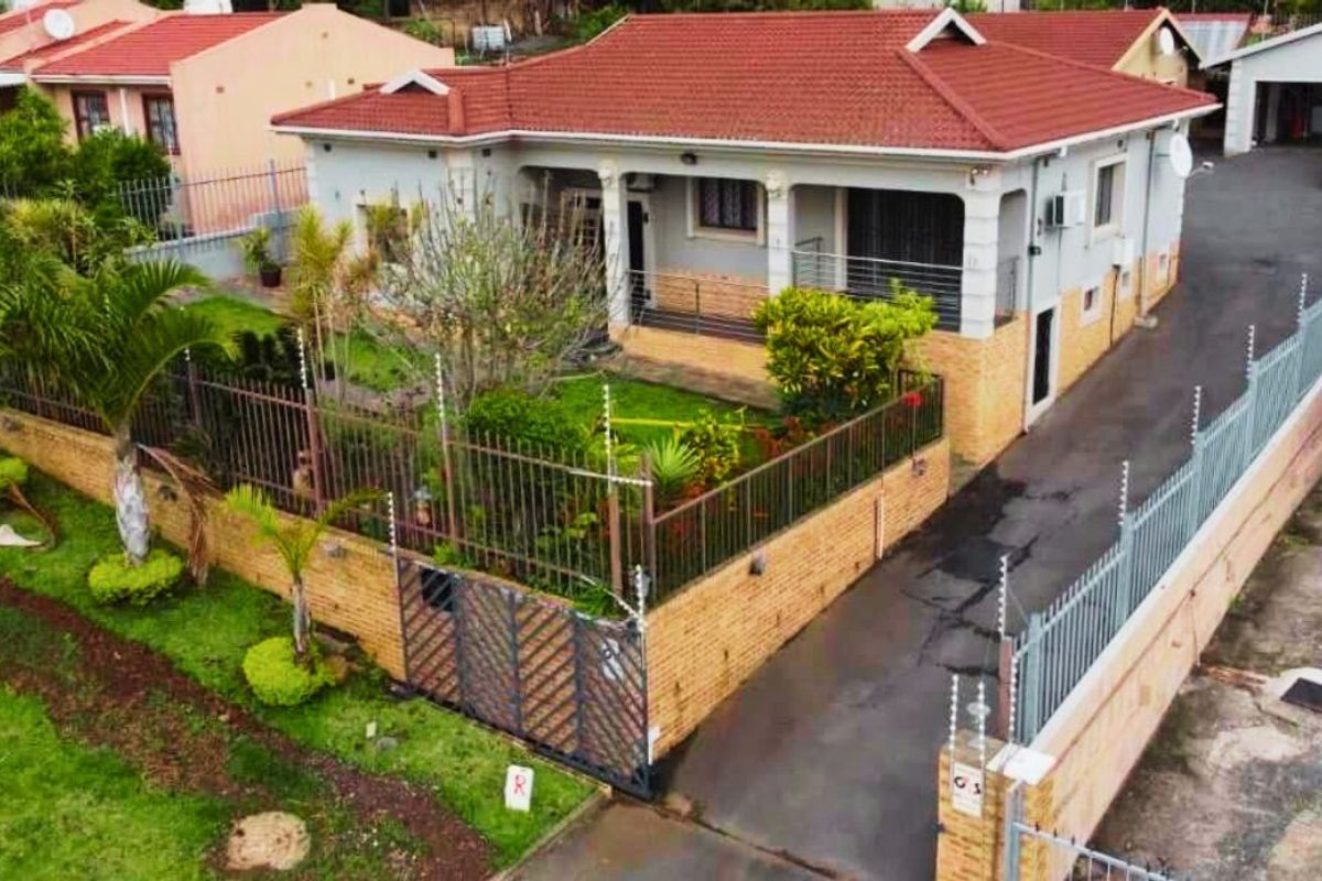 Contemporary Oasis with Ultimate Comfort and Security - Photo 2