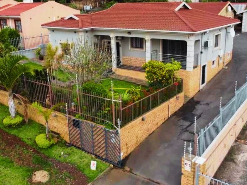 Contemporary Oasis with Ultimate Comfort and Security - Photo 2