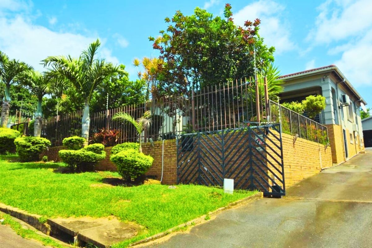 Contemporary Oasis with Ultimate Comfort and Security - Photo 4