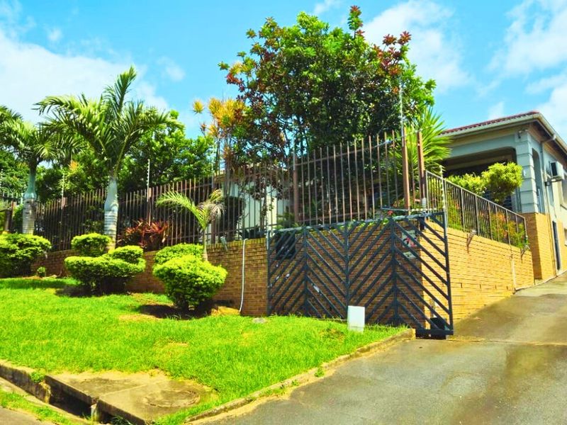 Contemporary Oasis with Ultimate Comfort and Security - Photo 4