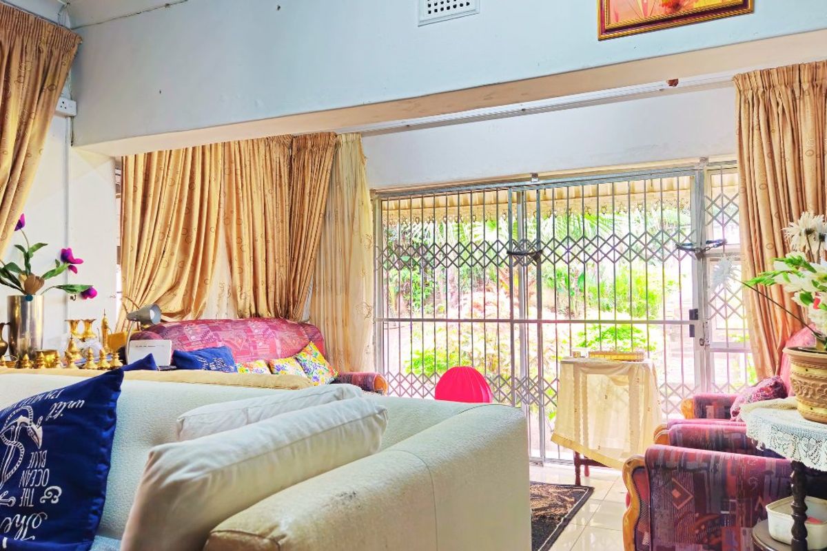 Spacious 3-Bedroom Home with Manicured Gardens and Fruit Trees - Photo 5